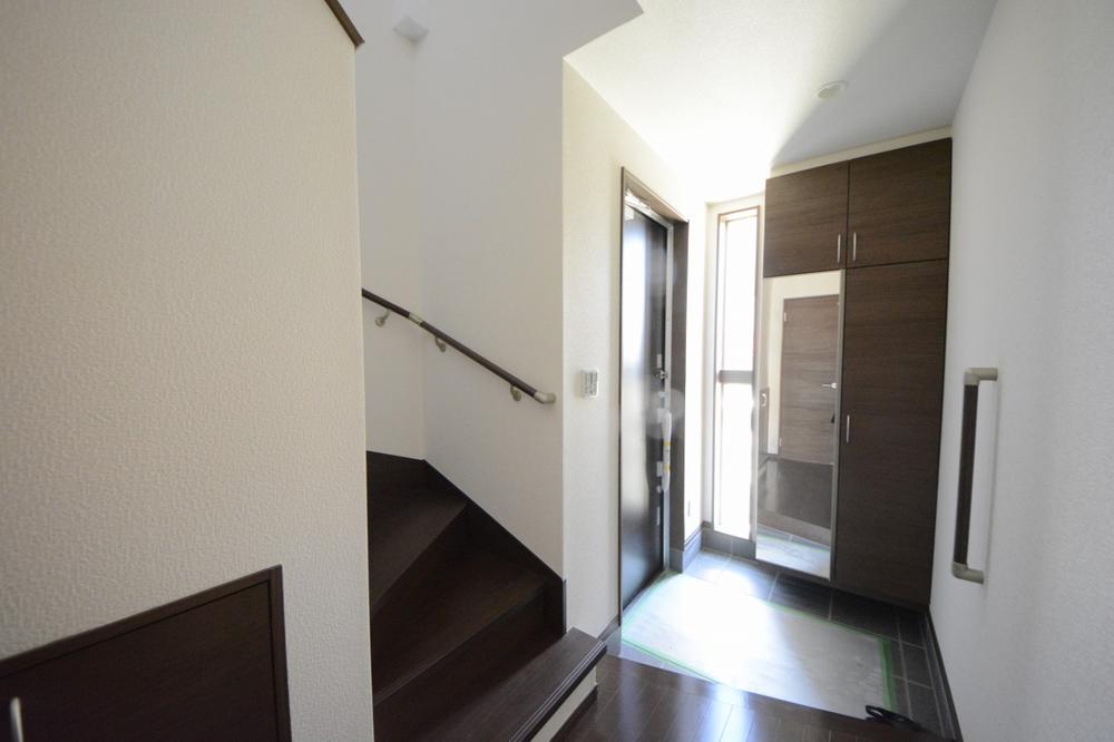 Entrance. With happy full-length mirror on the front door storage!