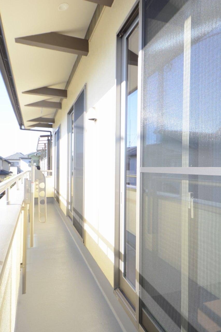 Balcony. Wide balcony over the 3 rooms in the south