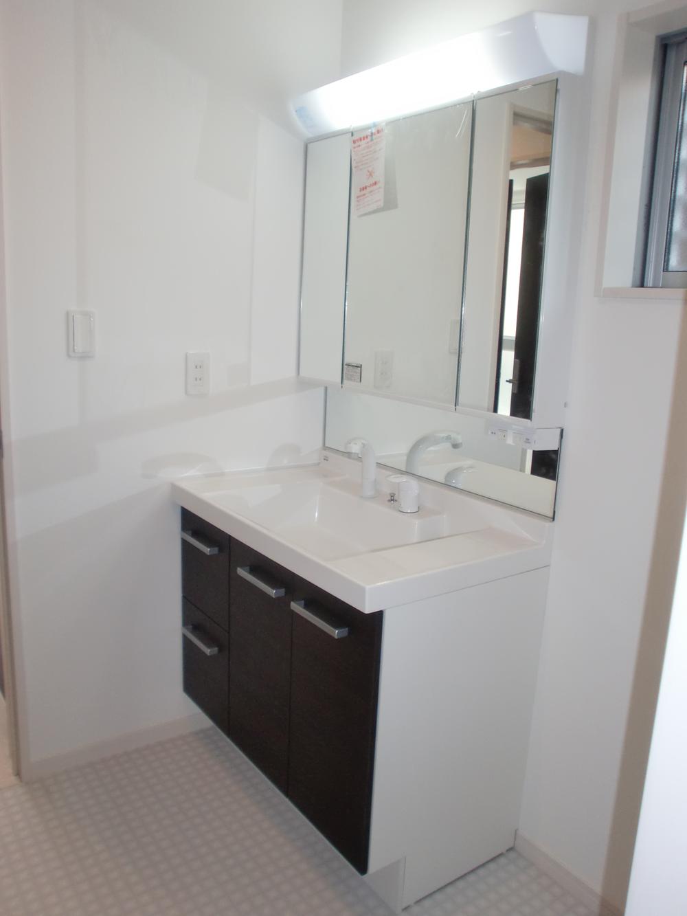 Wash basin, toilet. Seller construction cases