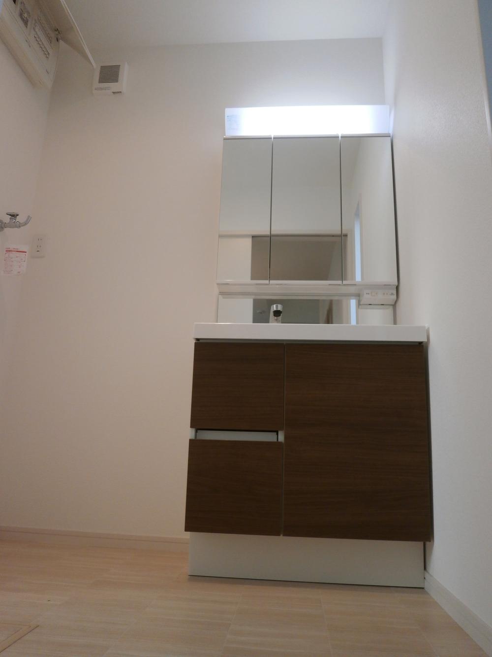 Wash basin, toilet. Seller construction cases