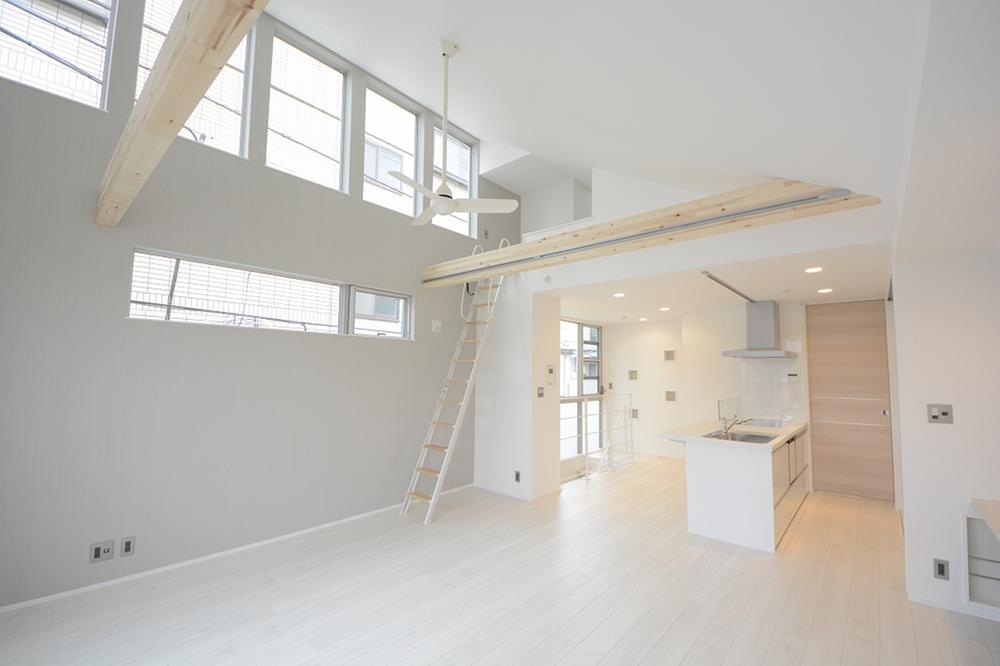 Living. Space bright and airy family blowing through living produces. 19.06 Pledge LDK room (November 25, 2013) Shooting