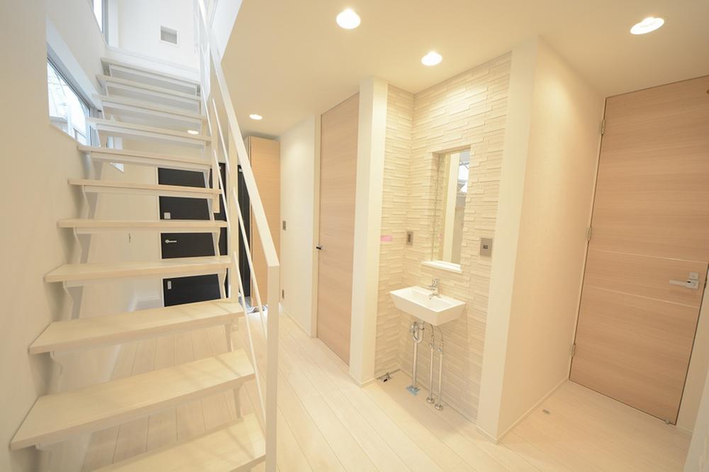 Other introspection. Entrance hall with a feeling of opening discharge the wall Indoor (November 25, 2013) Shooting