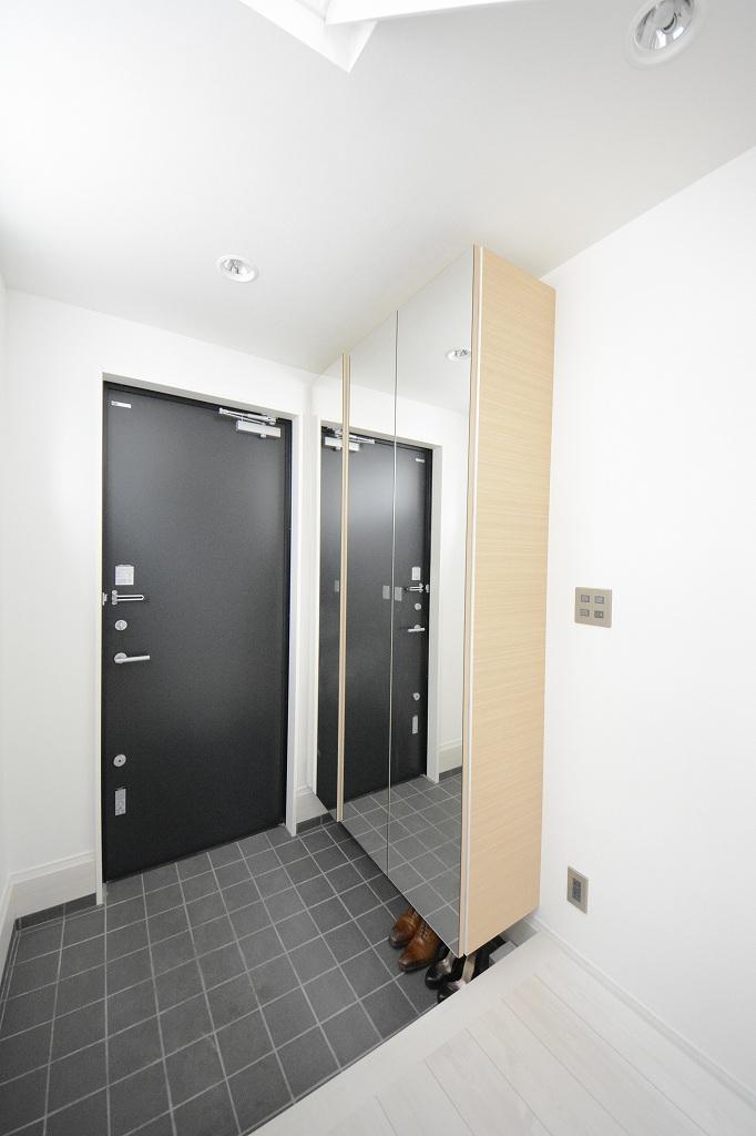 Entrance. With a large full-length mirror on the front door storage