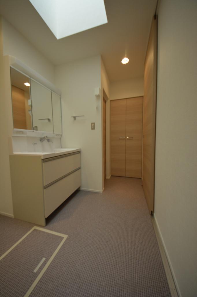 Wash basin, toilet. Second floor Sanitary You can enter and exit from the two-way of the stairs before and kitchen.