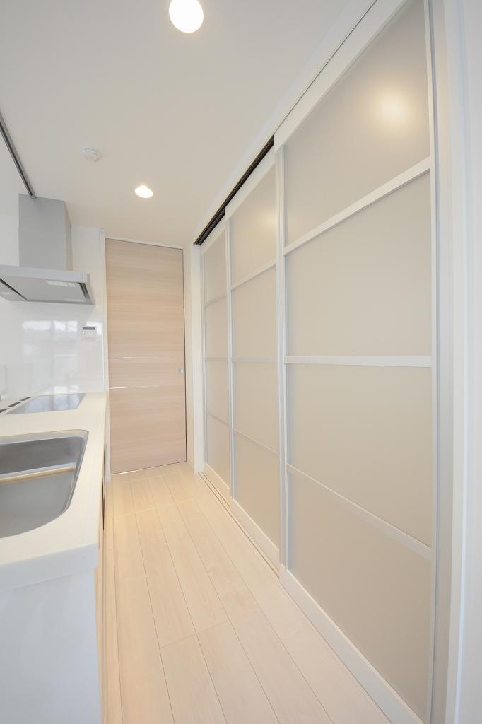 Kitchen. Refrigerator in the kitchen back also shot into storage ☆