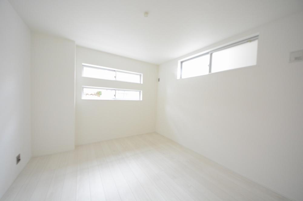 Non-living room. 7 Pledge Western-style