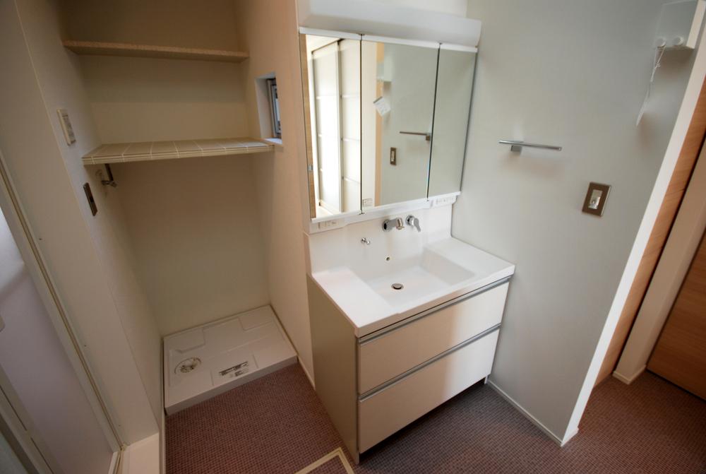 Wash basin, toilet. Indoor (11 May 2013) Shooting