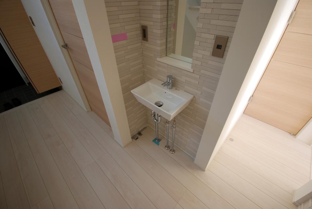 Wash basin, toilet. Indoor (11 May 2013) Shooting