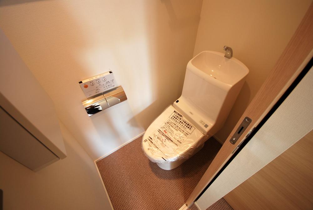 Toilet. Indoor (11 May 2013) Shooting