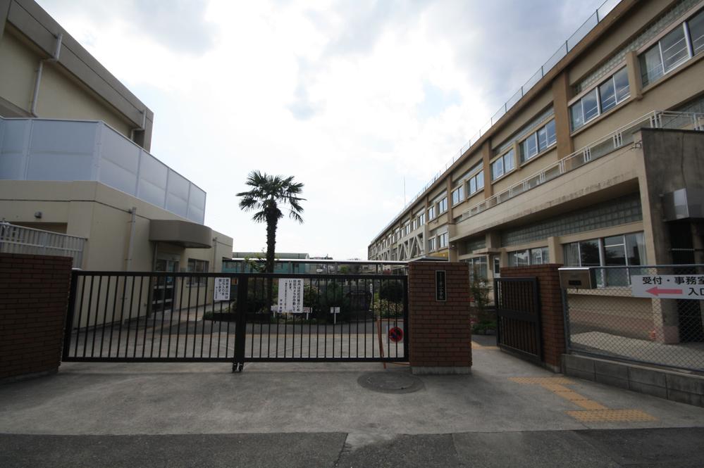 Primary school. Higashiyamato stand up to the second elementary school 185m