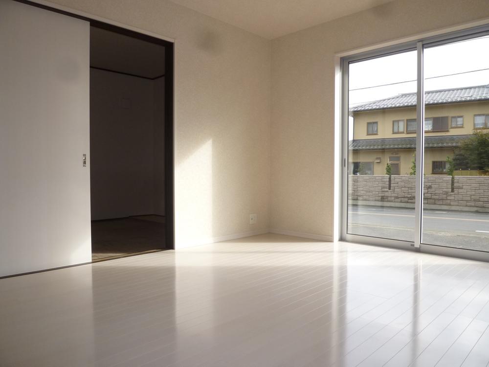 Living. Sales Local: Living