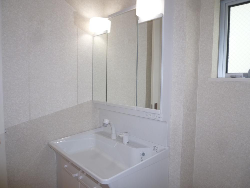 Wash basin, toilet. Sales Local: washbasin