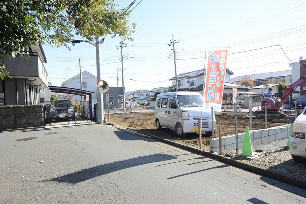 Local photos, including front road. From the north