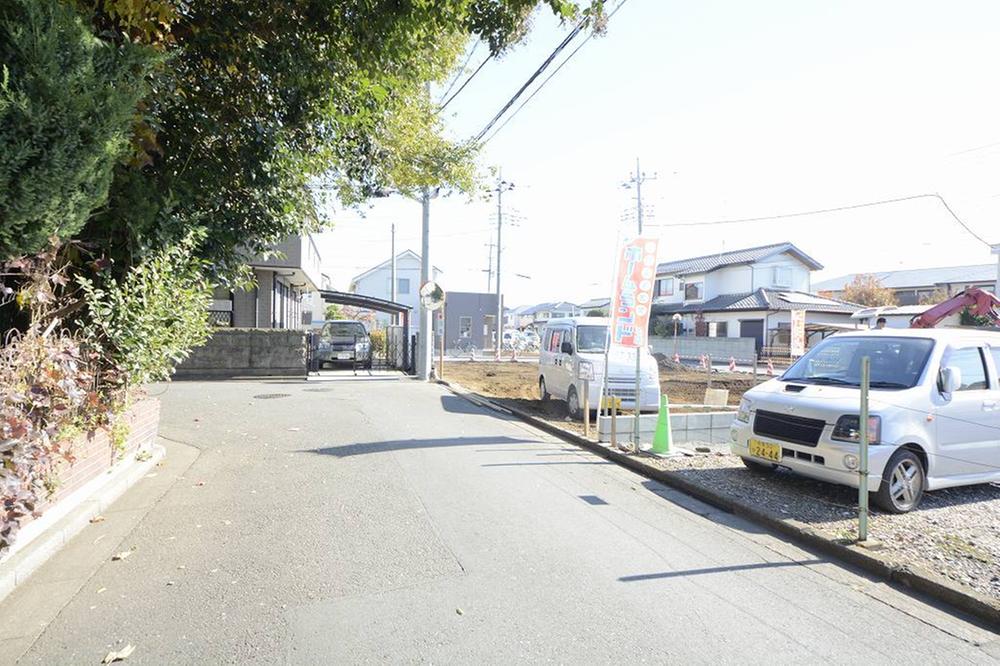 Local photos, including front road. North road