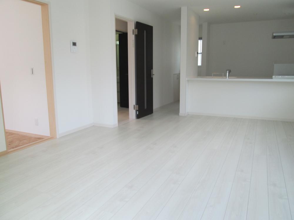 Same specifications photos (living). Seller construction cases