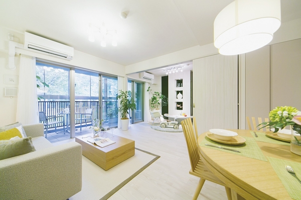 Living and dining which realized the sense of openness that was spacious and clean by out Paul design that issued the pillar on the balcony side. Balcony will increase a more open feeling of the depth of about 2m