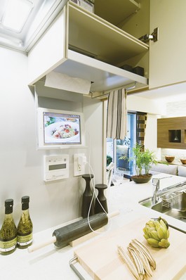 You can also hanging cupboard storage Select is in the kitchen (free of charge ・ There application deadline). Photo type that can put the paper holder and tablet. Search for recipes. You can be cooking while looking at the screen