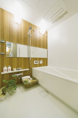 Adopted Sulfur butterfly panel on the wall of the bathroom. Equipped with a mist sauna fun bath time. Samobasu S to maintain a comfortable temperature is long, Eco, such as clean thermo floor to reduce the cold feel to the back foot, Cleaning is also easy to bath