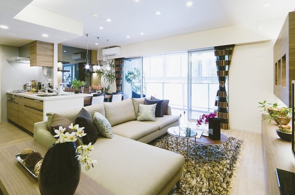 South-facing wide LD that rich sunlight can enjoy. Realize the breadth of about 19 tatami mats by the "TSUKURIE". I want to focus on the time that families spend together, Since the couple Futari, Is the living and dining for people who want spacious and use the living and dining