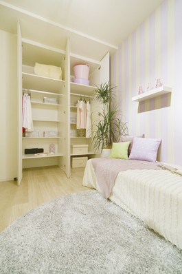 Western-style (2). The height of the closet until the ceiling is plenty of depth. Also housed ease likely futon and bulky easy toys. The height of the shelf is changed for each 3cm, You should now be able to make storage space to match the size of those to be accommodated