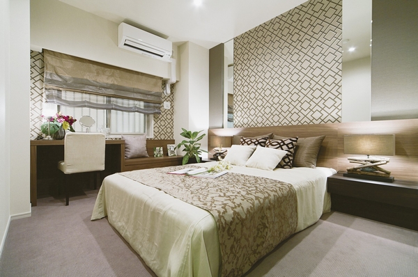 Western-style is a large bed loose and put (1). Established a dresser space on the windowsill in the model room. It is likely to spend an elegant private time