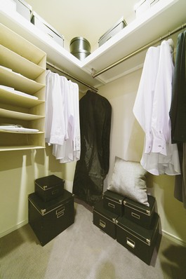 Directions to the model room (a word from the person in charge)