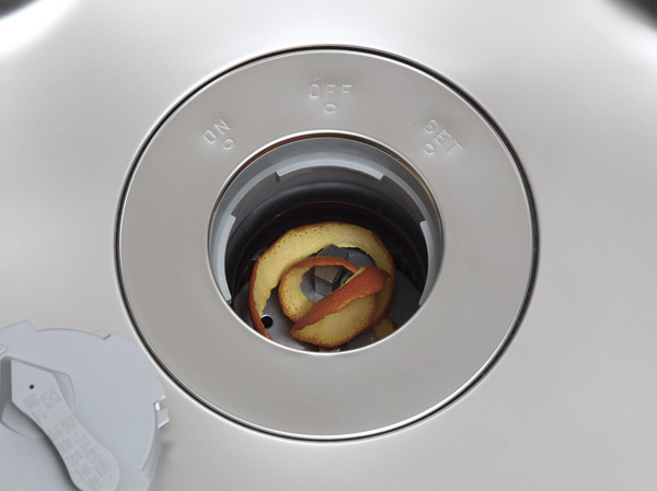 Kitchen.  [disposer] Crushing the garbage, Discharge. Along with the save trouble, Kept clean and around the sink.  ※ There is a case that can not be handled depending on the type of waste. (Same specifications)