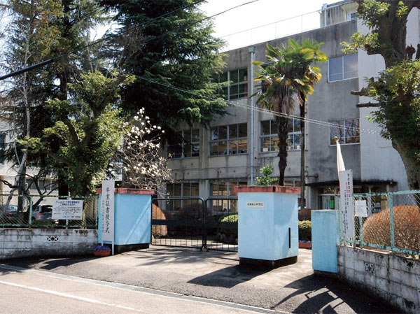 Surrounding environment. Municipal Hino second junior high school (about 330m / A 5-minute walk)