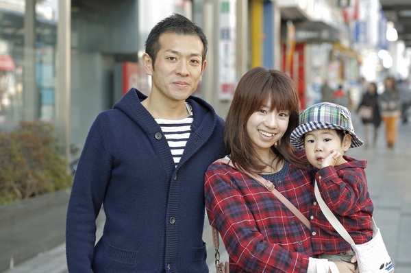 S Mr. and Mrs. (30s) and children (2 years of age) "around the apartment road has checked whether safety. As there is no power poles it has a very neat, So close to the park often, I think that I want to grow playing cheerfully "(Mama) ※ 2013 November shooting at the approach to the local from Toyoda Station