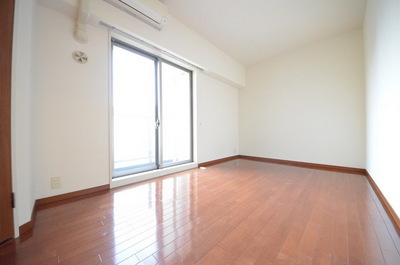 Living and room. ☆ Bright living room space ☆