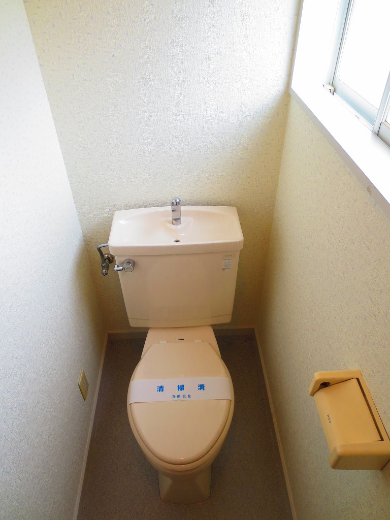 Toilet. It is bright and there is a window ☆