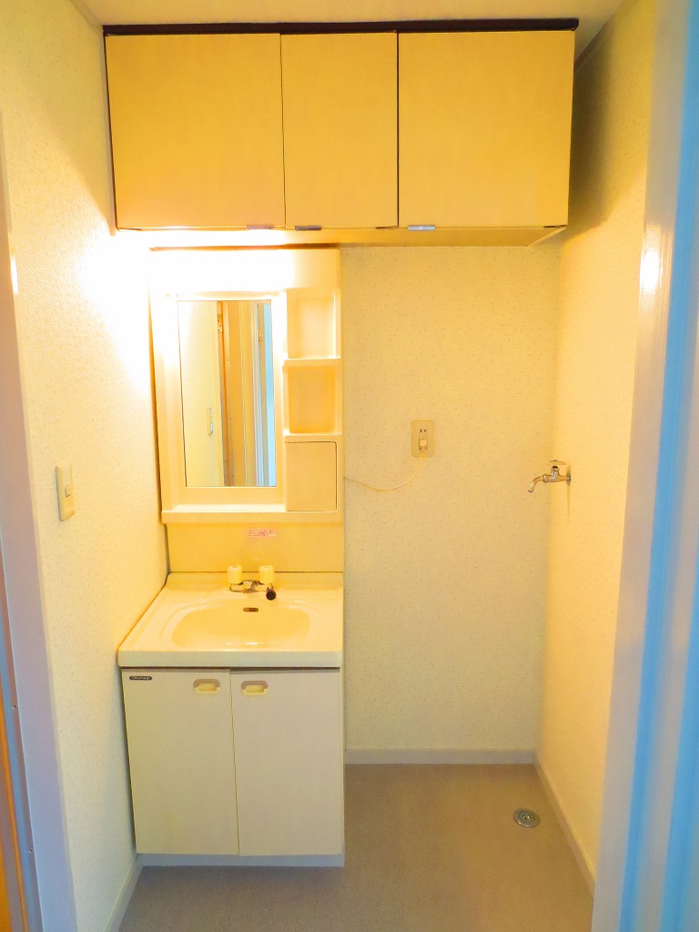 Washroom. With a convenient hanging cupboard ☆