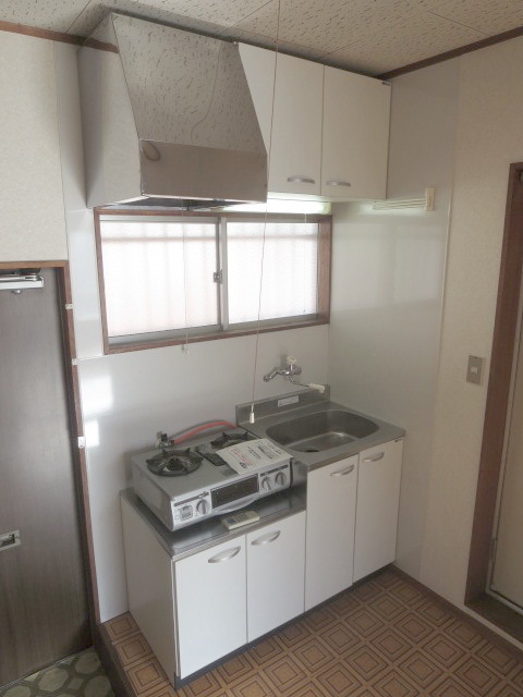 Kitchen. Two-burner stove installed already