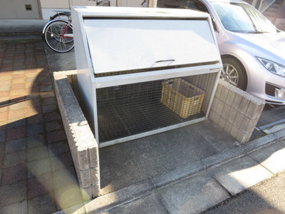 Other common areas. Shared garbage yard