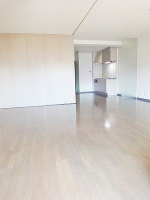 Living and room.  ☆ Clean flooring 20 Pledge ☆ 