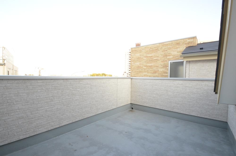 Balcony. Local (10 May 2013) Shooting Building 2