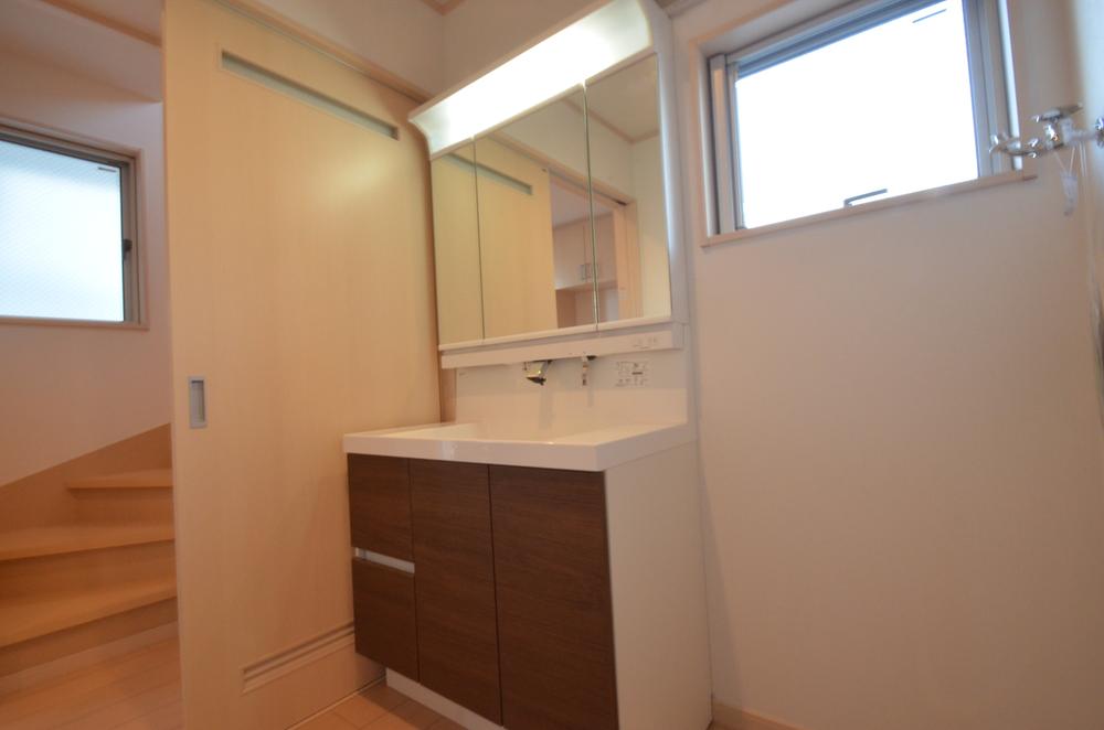 Wash basin, toilet. Indoor (10 May 2013) Shooting Building 2