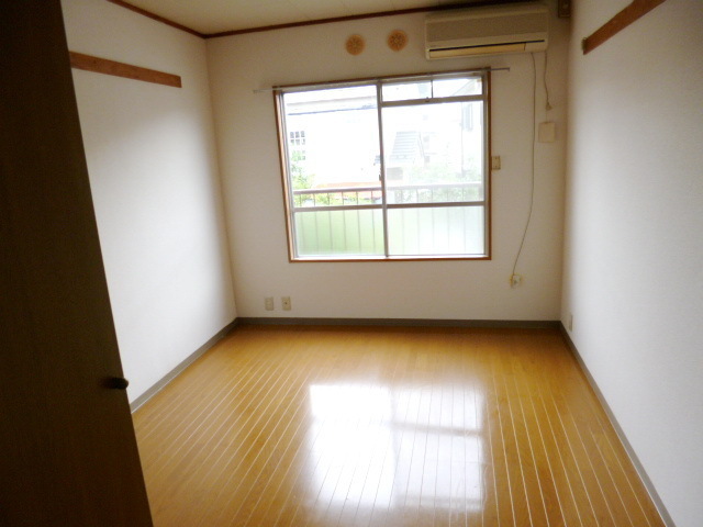 Other room space. Sunny