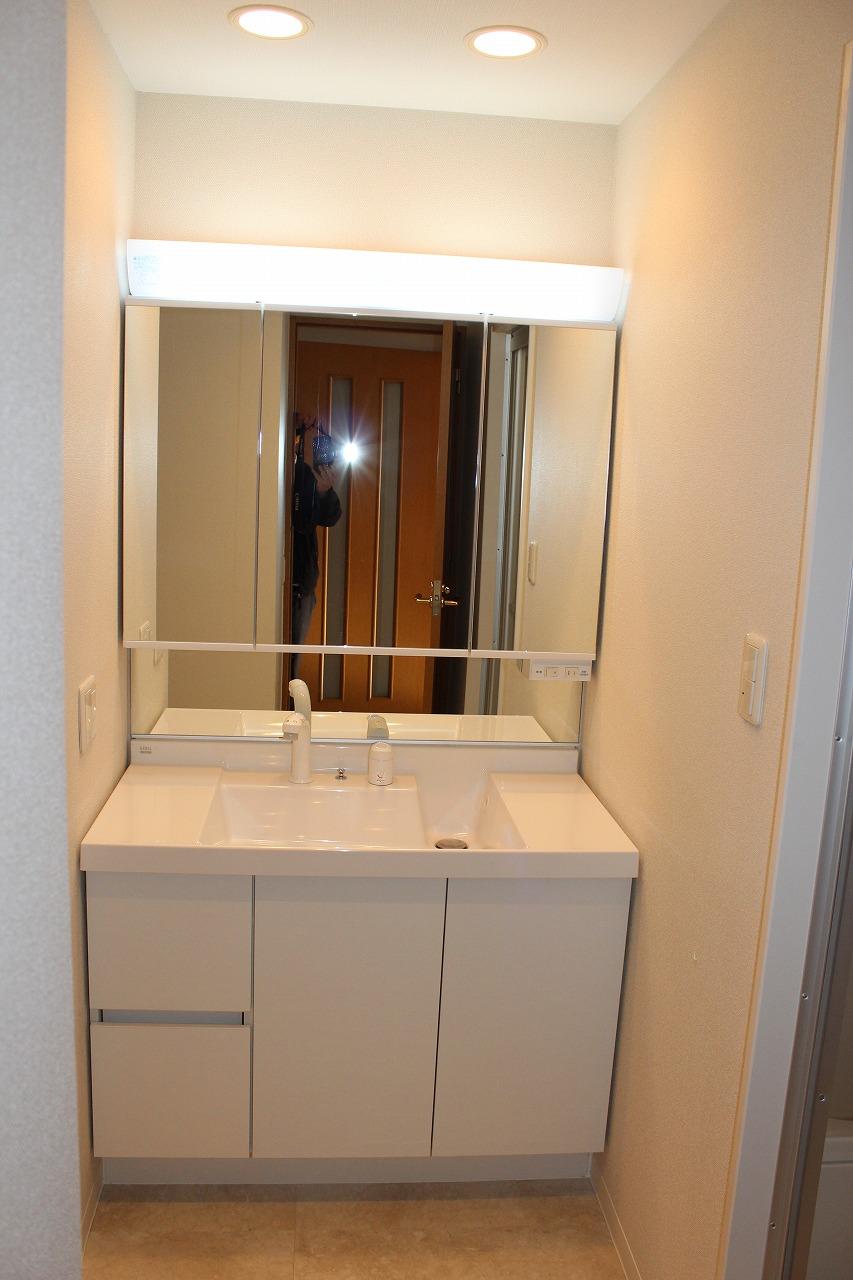 Wash basin, toilet. Indoor (12 May 2013) Shooting