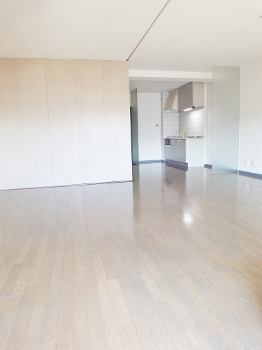 Living and room.  ☆ Clean flooring 20 Pledge ☆