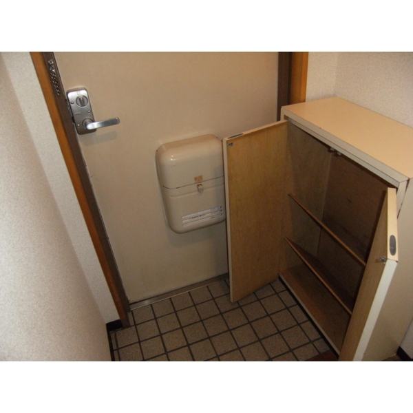 Entrance. Shoe storage