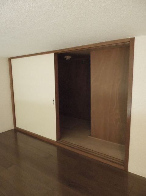 Receipt. ☆ It is housed in the loft part ☆