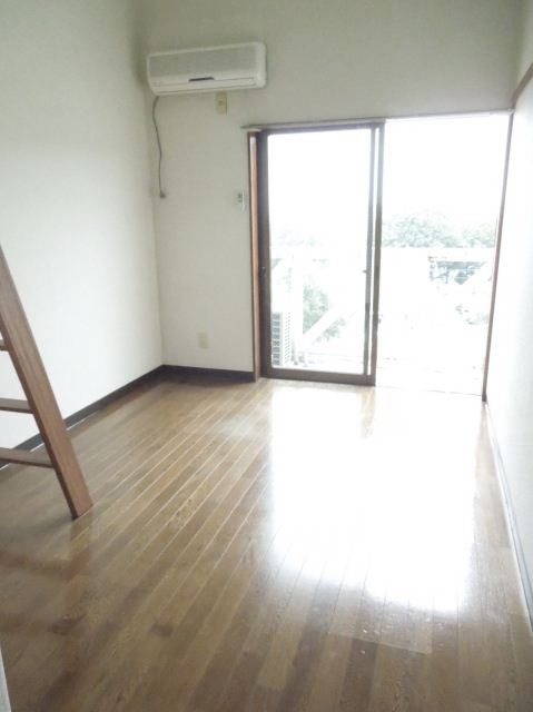 Living and room. ☆ Western-style is a 6-tatami rooms ☆