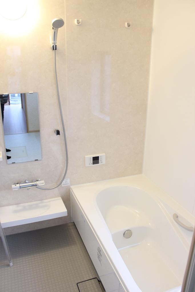 Bathroom. Indoor (11 May 2013) Shooting