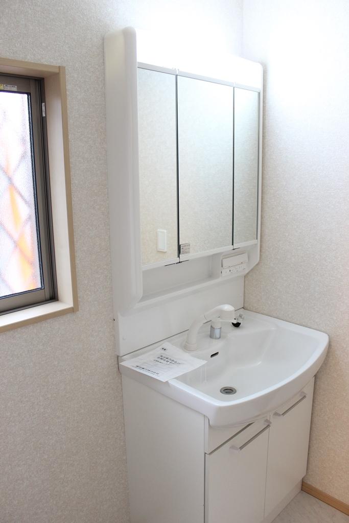 Wash basin, toilet. Indoor (11 May 2013) Shooting