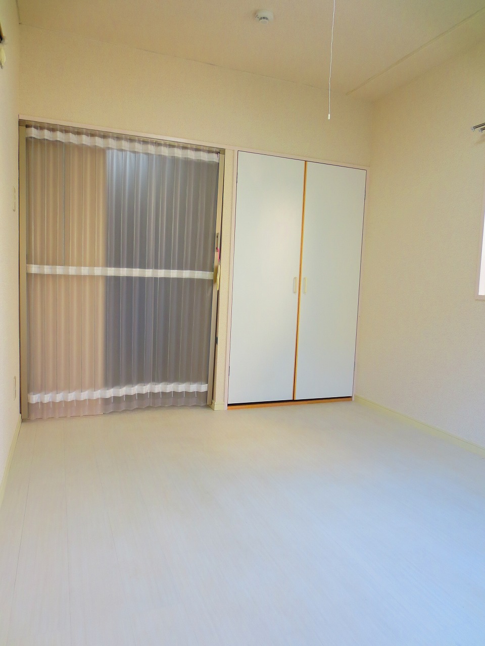 Living and room. Partition a lightweight sliding door ☆