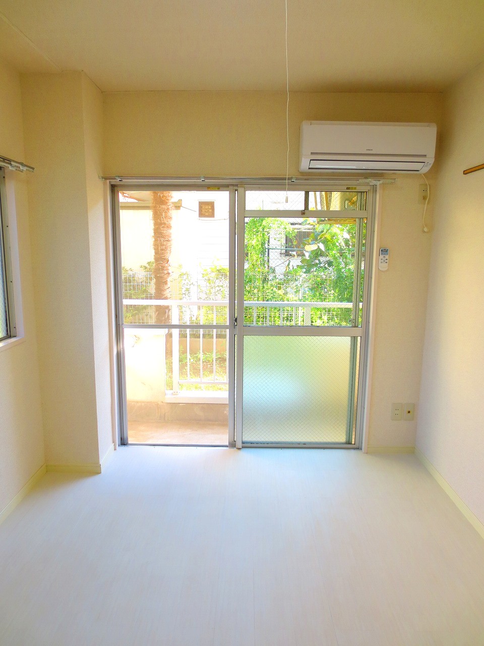 Living and room. White was the keynote joinery ☆