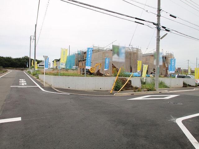 Local photos, including front road. Hino Shinmachi 4-chome contact road