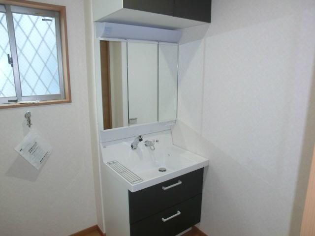 Wash basin, toilet. Interior