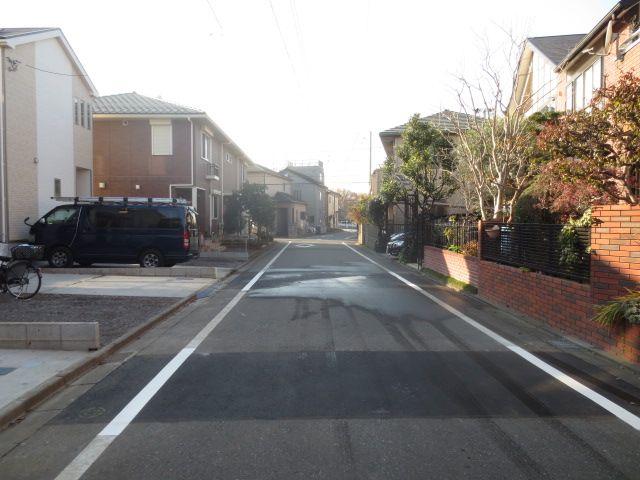 Local photos, including front road. Beautiful streets of a quiet residential area, And out of the car at the front 6m road is smooth